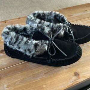 NEW Women’s Minnetonka slippers.